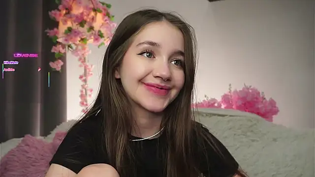 Snapshot of AmiLewis chatting on 11/18/25, 01:21 AmiLewis online show from 11/18/25, 01:21