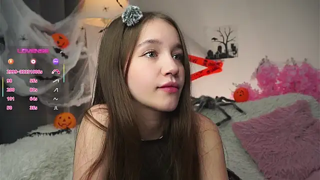 Snapshot of AmiLewis chatting on 10/29/25, 01:15 AmiLewis online show from 10/29/25, 01:15