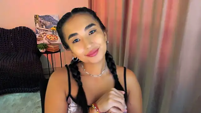 Snapshot of worldofkim chatting on 03/19/25, 10:00 worldofkim online show from 03/19/25, 10:00