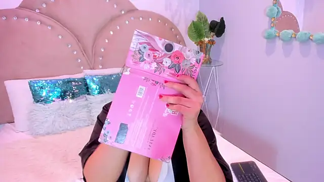 Miia Thompsonn online show from 09/30/25, 03:23