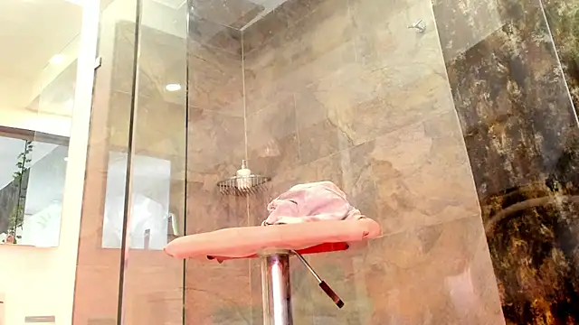 Miia Thompsonn online show from 03/05/25, 09:27