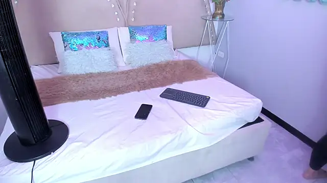 Miia Thompsonn online show from 04/09/26, 03:52