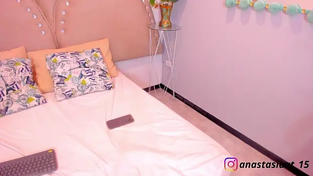 Miia Thompsonn online show from 11/25/25, 03:18