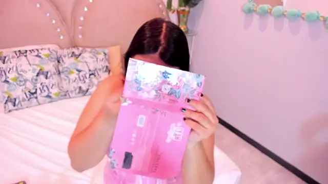 Miia Thompsonn online show from 11/27/25, 03:18