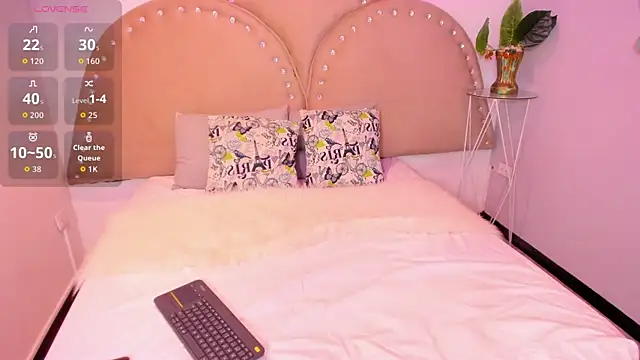 Miia Thompsonn online show from 12/16/25, 04:17