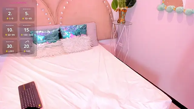 Miia Thompsonn online show from 11/08/25, 03:32