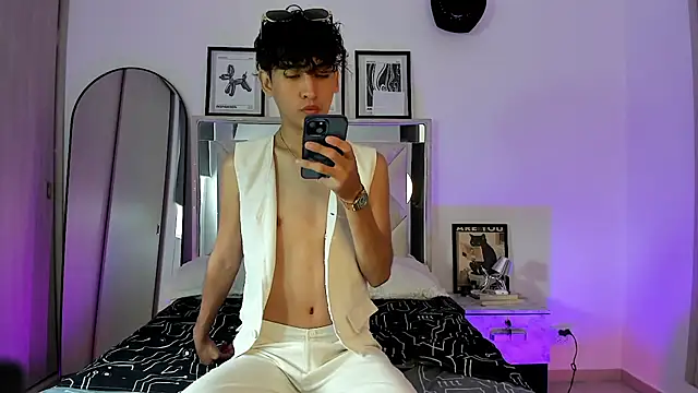 Snapshot of Adriien19 chatting on 10/21/25, 04:28 Adriien19 online show from 10/21/25, 04:28