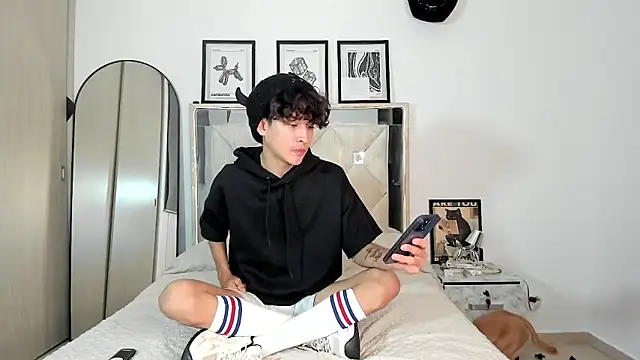 Snapshot of Adriien19 chatting on 10/24/25, 04:00 Adriien19 online show from 10/24/25, 04:00