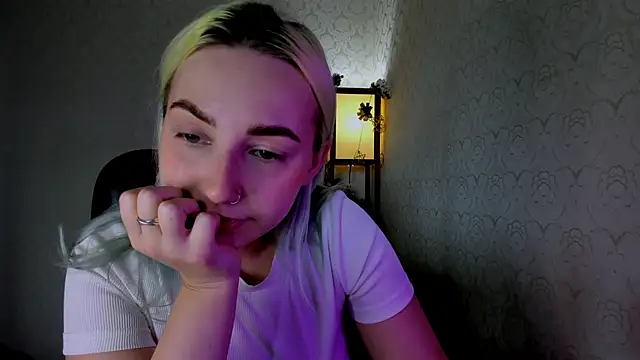 Snapshot of coraline_meow chatting on 12/18/24, 06:32 coraline meow online show from 12/18/24, 06:32