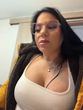 Miah gomez  online show from 04/18/26, 01:02
