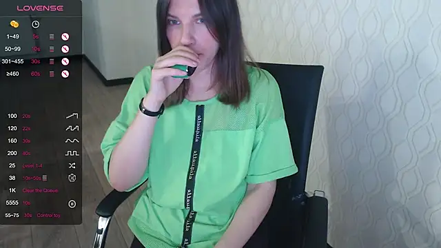 Snapshot of LisaHeart chatting on 06/22/26, 11:57 LisaHeart online show from 06/22/26, 11:57
