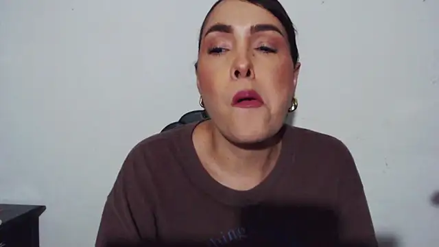 Snapshot of Miss_Agatha chatting on 10/30/25, 02:21 Miss Agatha online show from 10/30/25, 02:21