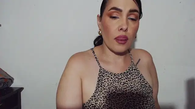 Snapshot of Miss_Agatha chatting on 10/29/25, 02:21 Miss Agatha online show from 10/29/25, 02:21