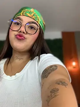 Snapshot of Michellesexxy chatting on 01/28/25, 04:18 Michellesexxy online show from 01/28/25, 04:18