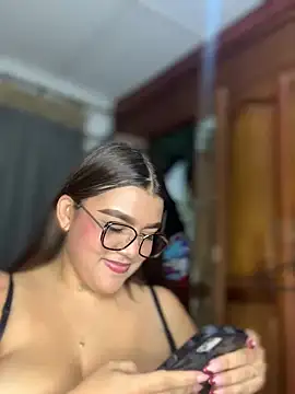 Snapshot of Michellesexxy chatting on 01/11/25, 05:31 Michellesexxy online show from 01/11/25, 05:31