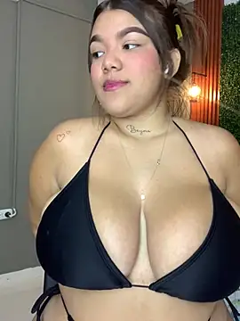 Snapshot of Michellesexxy chatting on 02/01/25, 08:37 Michellesexxy online show from 02/01/25, 08:37