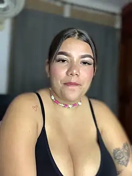 Snapshot of Michellesexxy chatting on 12/10/24, 06:33 Michellesexxy online show from 12/10/24, 06:33