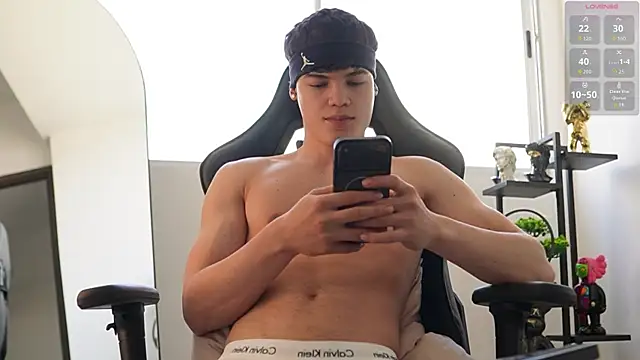 Snapshot of Max_cortes1 chatting on 10/21/25, 04:50 Max cortes1 online show from 10/21/25, 04:50