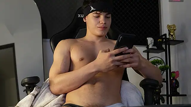 Snapshot of Max_cortes1 chatting on 10/27/25, 12:44 Max cortes1 online show from 10/27/25, 12:44