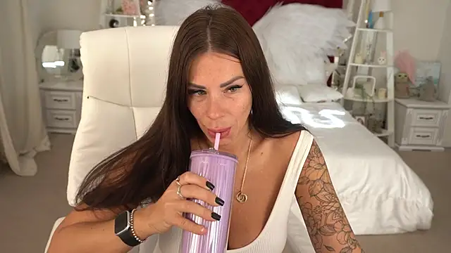 IsabellaFoxyy online show from 09/27/25, 05:24