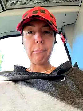 Snapshot of eveangelll chatting on 11/03/25, 07:57 eveangelll online show from 11/03/25, 07:57