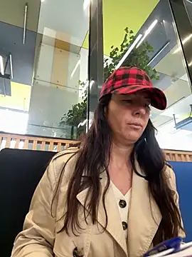 Snapshot of eveangelll chatting on 10/27/25, 07:42 eveangelll online show from 10/27/25, 07:42