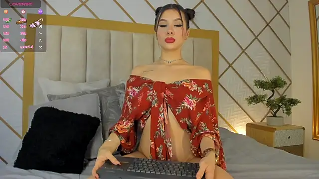 Snapshot of SamanthaClay chatting on 02/12/25, 11:09 SamanthaClay online show from 02/12/25, 11:09