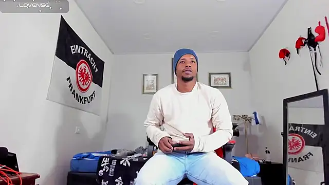 AlejoKhalifa  online show from 11/25/25, 10:21