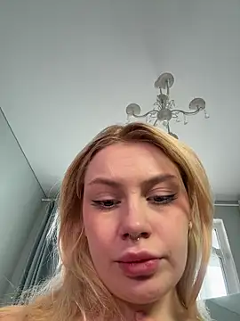 Snapshot of Meukotis chatting on 10/12/25, 08:37 Meukotis online show from 10/12/25, 08:37