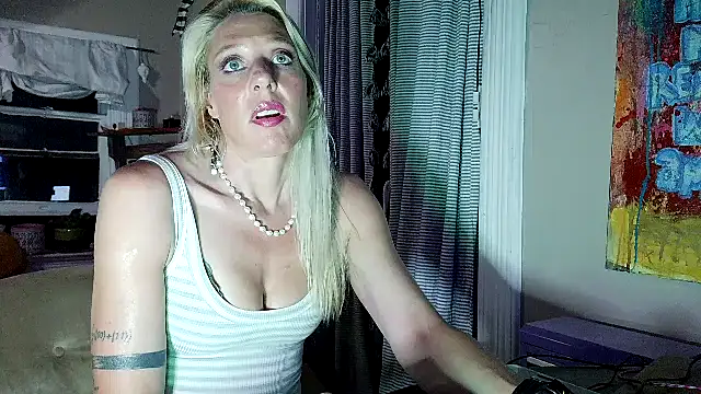 Snapshot of Glamazonx chatting on 06/04/26, 03:11 Glamazonx online show from 06/04/26, 03:11