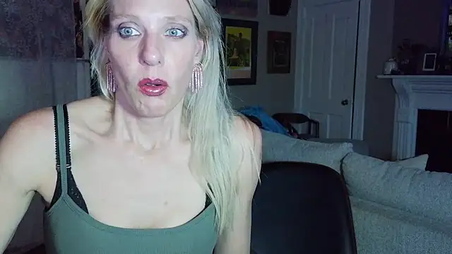 Snapshot of Glamazonx chatting on 04/22/26, 01:45 Glamazonx online show from 04/22/26, 01:45
