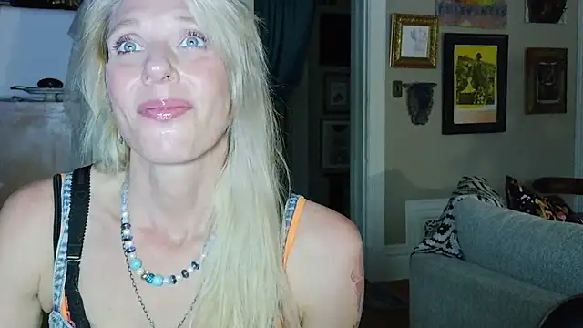 Snapshot of Glamazonx chatting on 04/19/26, 01:28 Glamazonx online show from 04/19/26, 01:28