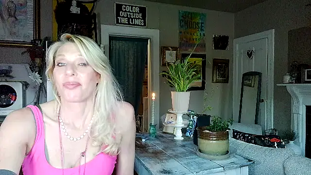 Snapshot of Glamazonx chatting on 05/19/26, 01:43 Glamazonx online show from 05/19/26, 01:43