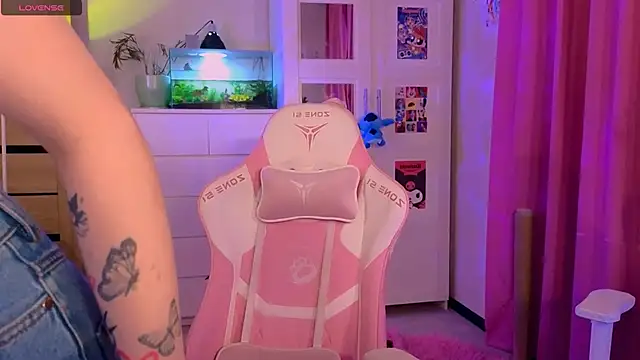 Britney Lynch online show from 11/28/25, 09:15