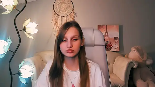 Snapshot of EllaHorton chatting on 03/18/25, 12:39 EllaHorton online show from 03/18/25, 12:39