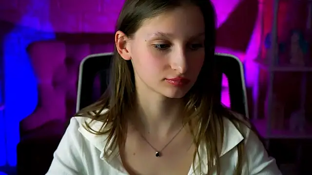 Snapshot of EllaHorton chatting on 03/03/25, 03:32 EllaHorton online show from 03/03/25, 03:32