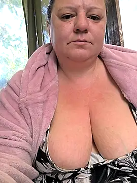 Snapshot of jusichka chatting on 10/12/25, 05:42 jusichka online show from 10/12/25, 05:42