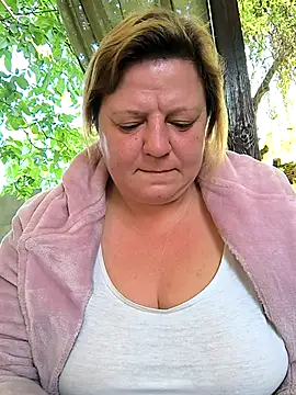 Snapshot of jusichka chatting on 09/10/25, 05:17 jusichka online show from 09/10/25, 05:17