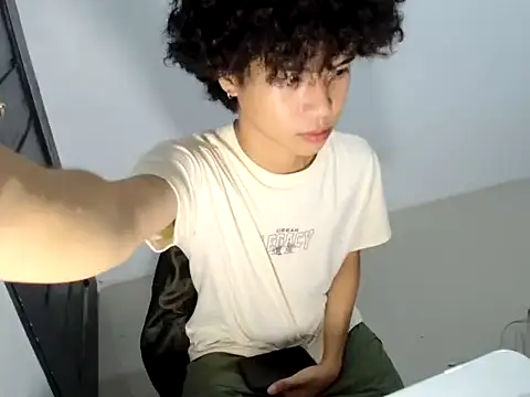 Snapshot of Asiantwink21 chatting on 05/07/26, 05:05 Asiantwink21 online show from 05/07/26, 05:05