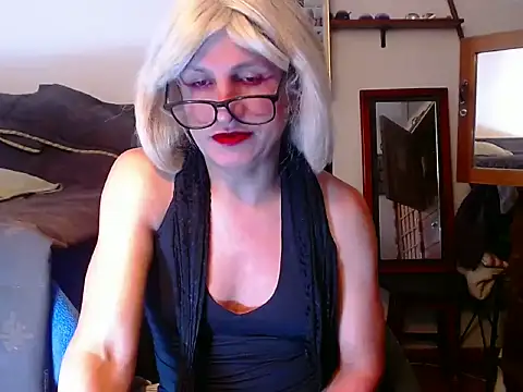 Snapshot of LorenJade chatting on 06/19/26, 07:47 LorenJade online show from 06/19/26, 07:47