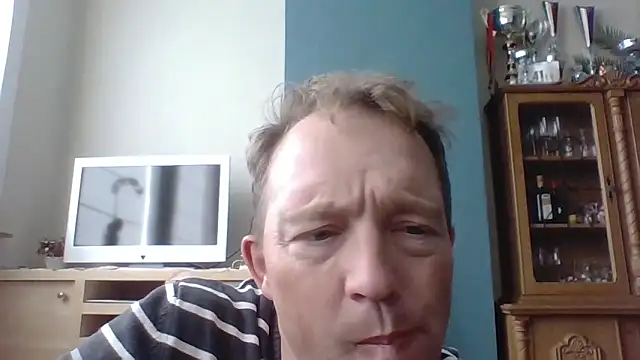 Snapshot of bertolini chatting on 10/14/25, 02:07 bertolini online show from 10/14/25, 02:07