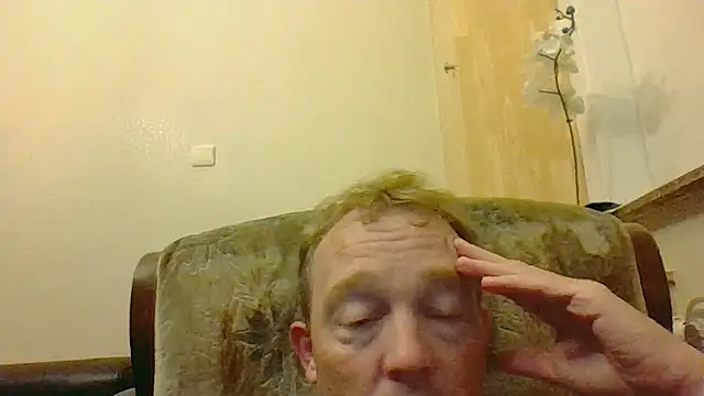 Snapshot of bertolini chatting on 09/21/25, 08:58 bertolini online show from 09/21/25, 08:58