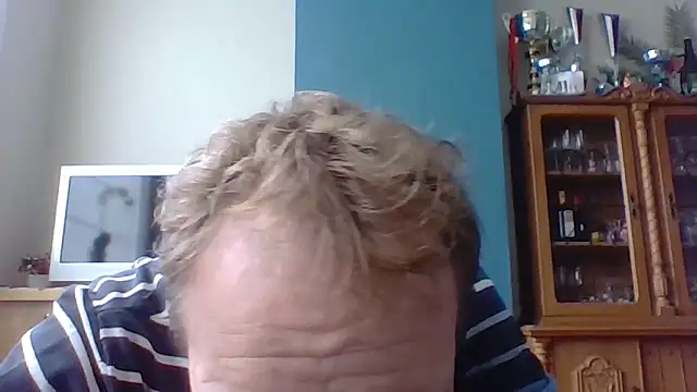 Snapshot of bertolini chatting on 10/16/25, 01:41 bertolini online show from 10/16/25, 01:41