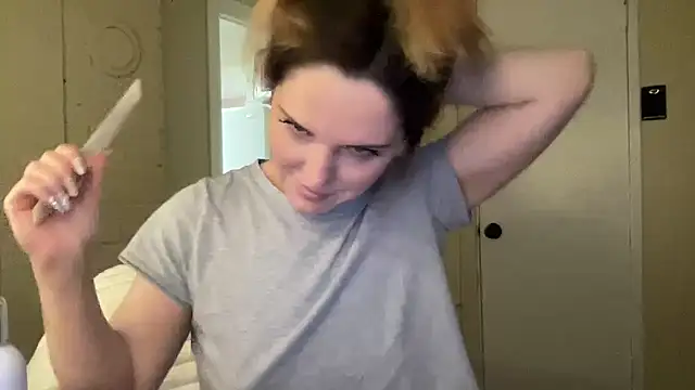 Snapshot of sexylilly69 chatting on 06/11/26, 02:44 sexylilly69 online show from 06/11/26, 02:44