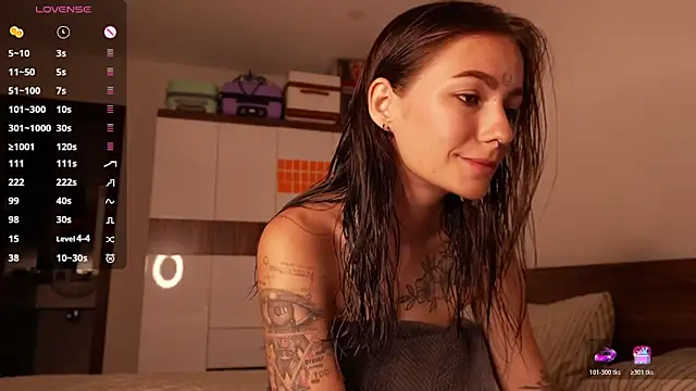 Snapshot of girl_with_snaketatto0 chatting on 06/21/26, 02:39 girl with snaketatto0 online show from 06/21/26, 02:39
