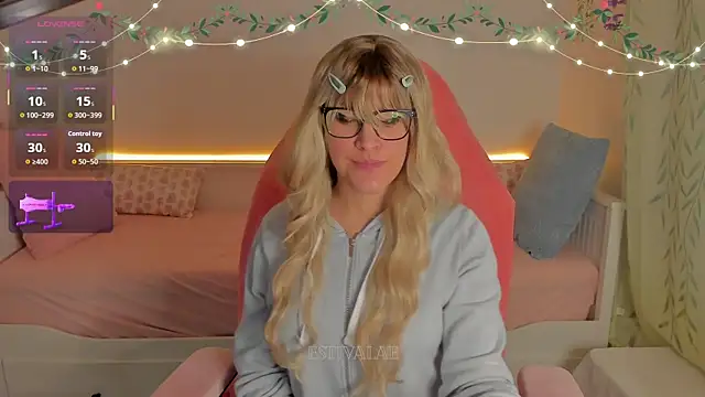 Snapshot of estivalae chatting on 12/15/25, 12:00 estivalae online show from 12/15/25, 12:00