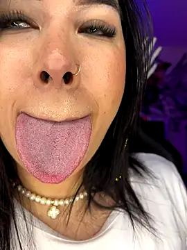 leahtemptation3 online show from 10/29/25, 06:56