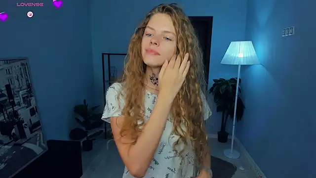 RayaNenlia online show from 10/20/25, 05:09