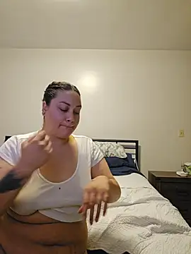 Snapshot of honeeyyy_pot chatting on 04/14/26, 05:45 honeeyyy pot online show from 04/14/26, 05:45