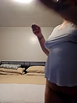 Snapshot of honeeyyy_pot chatting on 04/07/26, 05:42 honeeyyy pot online show from 04/07/26, 05:42